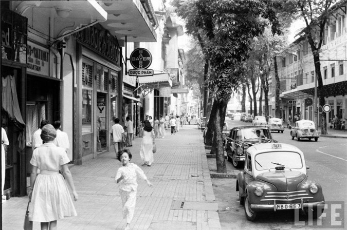 Sài Gòn năm 1961, Sài Gòn 50 năm trước, Việt Nam xưa, cảng Sài Gòn, chợ lớn, xe quân sự, binh sĩ Sài Gòn, Sài Gòn, trại trẻ mồ côi, bãi tập quân sự, doanh trại quân đội, bán hàng rong, chợ Bến Tre, thiệp năm mới, Chợ Lớn, Lê Lợi, đại lộ, thiếu nữ, chùm ảnh, vỉa hè, áo dài, vỉa, khung cảnh, Đồng Khởi,