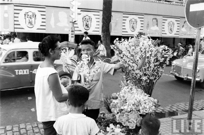 Sài Gòn năm 1961, Sài Gòn 50 năm trước, Việt Nam xưa, cảng Sài Gòn, chợ lớn, xe quân sự, binh sĩ Sài Gòn, Sài Gòn, trại trẻ mồ côi, bãi tập quân sự, doanh trại quân đội, bán hàng rong, chợ Bến Tre, thiệp năm mới, Chợ Lớn, Lê Lợi, đại lộ, thiếu nữ, chùm ảnh, vỉa hè, áo dài, vỉa, khung cảnh, Đồng Khởi,