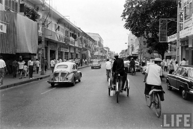 Sài Gòn năm 1961, Sài Gòn 50 năm trước, Việt Nam xưa, cảng Sài Gòn, chợ lớn, xe quân sự, binh sĩ Sài Gòn, Sài Gòn, trại trẻ mồ côi, bãi tập quân sự, doanh trại quân đội, bán hàng rong, chợ Bến Tre, thiệp năm mới, Chợ Lớn, Lê Lợi, đại lộ, thiếu nữ, chùm ảnh, vỉa hè, áo dài, vỉa, khung cảnh, Đồng Khởi,