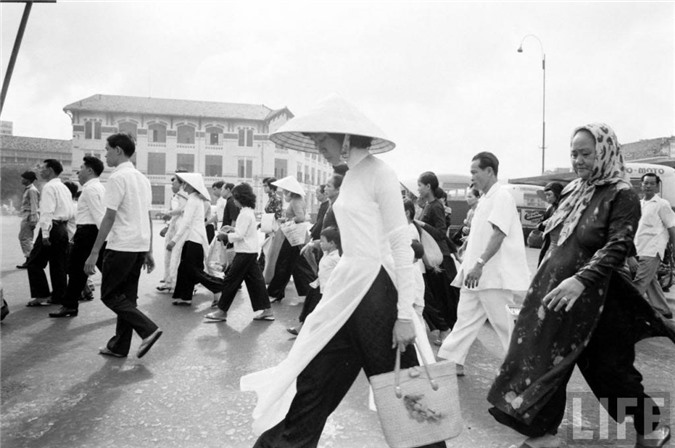 Sài Gòn năm 1961, Sài Gòn 50 năm trước, Việt Nam xưa, cảng Sài Gòn, chợ lớn, xe quân sự, binh sĩ Sài Gòn, Sài Gòn, trại trẻ mồ côi, bãi tập quân sự, doanh trại quân đội, bán hàng rong, chợ Bến Tre, thiệp năm mới, Chợ Lớn, Lê Lợi, đại lộ, thiếu nữ, chùm ảnh, vỉa hè, áo dài, vỉa, khung cảnh, Đồng Khởi,