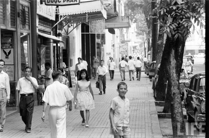 Sài Gòn năm 1961, Sài Gòn 50 năm trước, Việt Nam xưa, cảng Sài Gòn, chợ lớn, xe quân sự, binh sĩ Sài Gòn, Sài Gòn, trại trẻ mồ côi, bãi tập quân sự, doanh trại quân đội, bán hàng rong, chợ Bến Tre, thiệp năm mới, Chợ Lớn, Lê Lợi, đại lộ, thiếu nữ, chùm ảnh, vỉa hè, áo dài, vỉa, khung cảnh, Đồng Khởi,