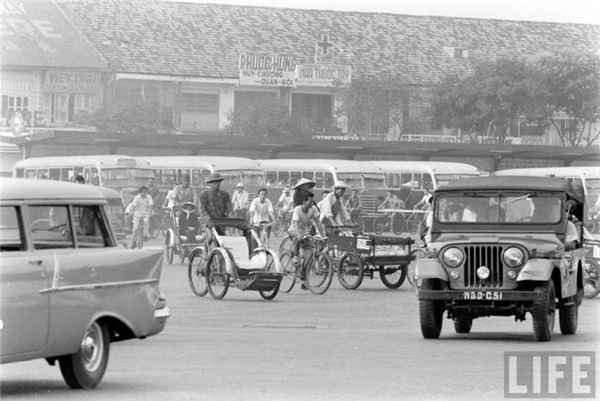 Sài Gòn năm 1961, Sài Gòn 50 năm trước, Việt Nam xưa, cảng Sài Gòn, chợ lớn, xe quân sự, binh sĩ Sài Gòn, Sài Gòn, trại trẻ mồ côi, bãi tập quân sự, doanh trại quân đội, bán hàng rong, chợ Bến Tre, thiệp năm mới, Chợ Lớn, Lê Lợi, đại lộ, thiếu nữ, chùm ảnh, vỉa hè, áo dài, vỉa, khung cảnh, Đồng Khởi,