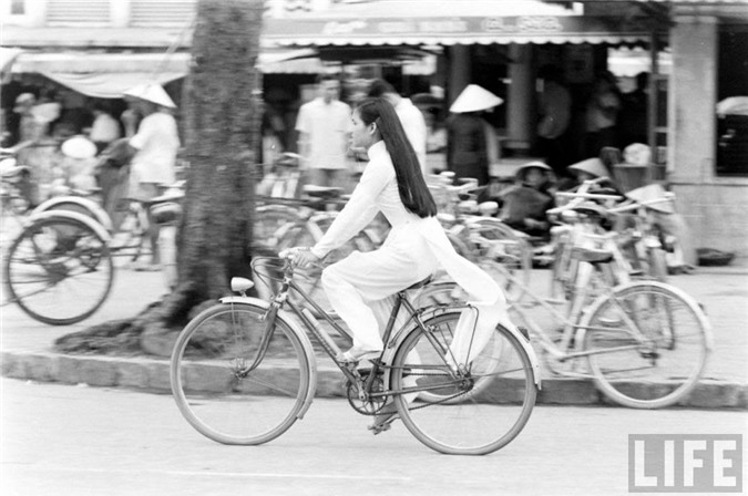 Sài Gòn năm 1961, Sài Gòn 50 năm trước, Việt Nam xưa, cảng Sài Gòn, chợ lớn, xe quân sự, binh sĩ Sài Gòn, Sài Gòn, trại trẻ mồ côi, bãi tập quân sự, doanh trại quân đội, bán hàng rong, chợ Bến Tre, thiệp năm mới, Chợ Lớn, Lê Lợi, đại lộ, thiếu nữ, chùm ảnh, vỉa hè, áo dài, vỉa, khung cảnh, Đồng Khởi,