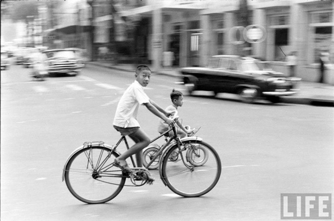 Sài Gòn năm 1961, Sài Gòn 50 năm trước, Việt Nam xưa, cảng Sài Gòn, chợ lớn, xe quân sự, binh sĩ Sài Gòn, Sài Gòn, trại trẻ mồ côi, bãi tập quân sự, doanh trại quân đội, bán hàng rong, chợ Bến Tre, thiệp năm mới, Chợ Lớn, Lê Lợi, đại lộ, thiếu nữ, chùm ảnh, vỉa hè, áo dài, vỉa, khung cảnh, Đồng Khởi,