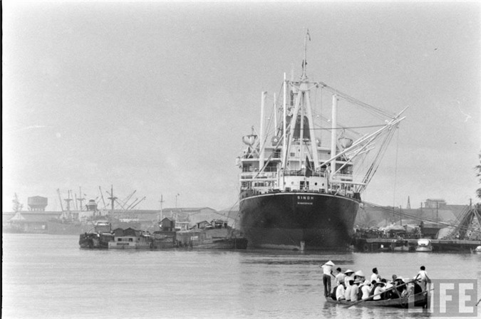 Sài Gòn năm 1961, Sài Gòn 50 năm trước, Việt Nam xưa, cảng Sài Gòn, chợ lớn, xe quân sự, binh sĩ Sài Gòn, Sài Gòn, trại trẻ mồ côi, bãi tập quân sự, doanh trại quân đội, bán hàng rong, chợ Bến Tre, thiệp năm mới, Chợ Lớn, Lê Lợi, đại lộ, thiếu nữ, chùm ảnh, vỉa hè, áo dài, vỉa, khung cảnh, Đồng Khởi,