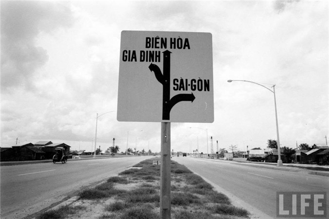 Sài Gòn năm 1961, Sài Gòn 50 năm trước, Việt Nam xưa, cảng Sài Gòn, chợ lớn, xe quân sự, binh sĩ Sài Gòn, Sài Gòn, trại trẻ mồ côi, bãi tập quân sự, doanh trại quân đội, bán hàng rong, chợ Bến Tre, thiệp năm mới, Chợ Lớn, Lê Lợi, đại lộ, thiếu nữ, chùm ảnh, vỉa hè, áo dài, vỉa, khung cảnh, Đồng Khởi,