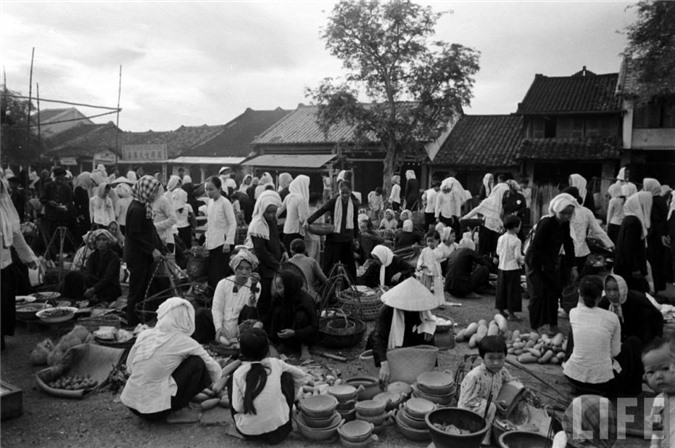 Sài Gòn năm 1961, Sài Gòn 50 năm trước, Việt Nam xưa, cảng Sài Gòn, chợ lớn, xe quân sự, binh sĩ Sài Gòn, Sài Gòn, trại trẻ mồ côi, bãi tập quân sự, doanh trại quân đội, bán hàng rong, chợ Bến Tre, thiệp năm mới, Chợ Lớn, Lê Lợi, đại lộ, thiếu nữ, chùm ảnh, vỉa hè, áo dài, vỉa, khung cảnh, Đồng Khởi,