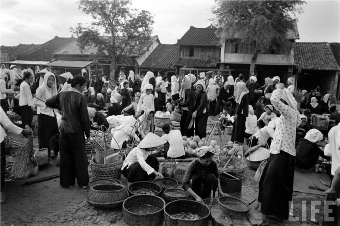 Sài Gòn năm 1961, Sài Gòn 50 năm trước, Việt Nam xưa, cảng Sài Gòn, chợ lớn, xe quân sự, binh sĩ Sài Gòn, Sài Gòn, trại trẻ mồ côi, bãi tập quân sự, doanh trại quân đội, bán hàng rong, chợ Bến Tre, thiệp năm mới, Chợ Lớn, Lê Lợi, đại lộ, thiếu nữ, chùm ảnh, vỉa hè, áo dài, vỉa, khung cảnh, Đồng Khởi,