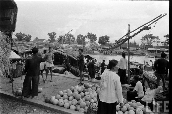 Sài Gòn năm 1961, Sài Gòn 50 năm trước, Việt Nam xưa, cảng Sài Gòn, chợ lớn, xe quân sự, binh sĩ Sài Gòn, Sài Gòn, trại trẻ mồ côi, bãi tập quân sự, doanh trại quân đội, bán hàng rong, chợ Bến Tre, thiệp năm mới, Chợ Lớn, Lê Lợi, đại lộ, thiếu nữ, chùm ảnh, vỉa hè, áo dài, vỉa, khung cảnh, Đồng Khởi,