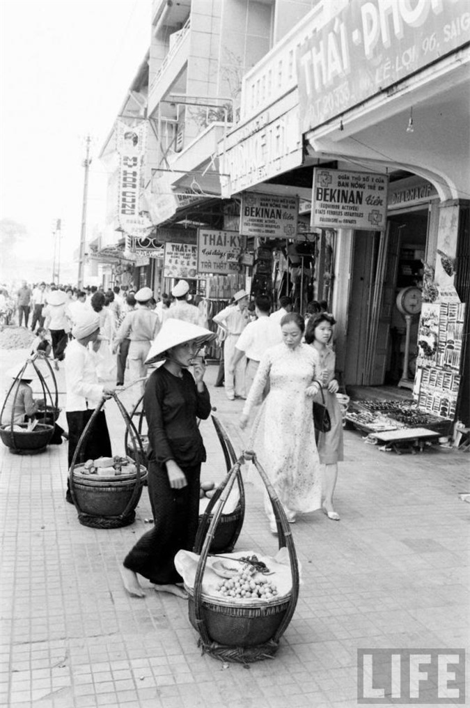 Sài Gòn năm 1961, Sài Gòn 50 năm trước, Việt Nam xưa, cảng Sài Gòn, chợ lớn, xe quân sự, binh sĩ Sài Gòn, Sài Gòn, trại trẻ mồ côi, bãi tập quân sự, doanh trại quân đội, bán hàng rong, chợ Bến Tre, thiệp năm mới,  Chợ Lớn, Lê Lợi, đại lộ, thiếu nữ, chùm ảnh, vỉa hè, áo dài, vỉa, khung cảnh, Đồng Khởi,