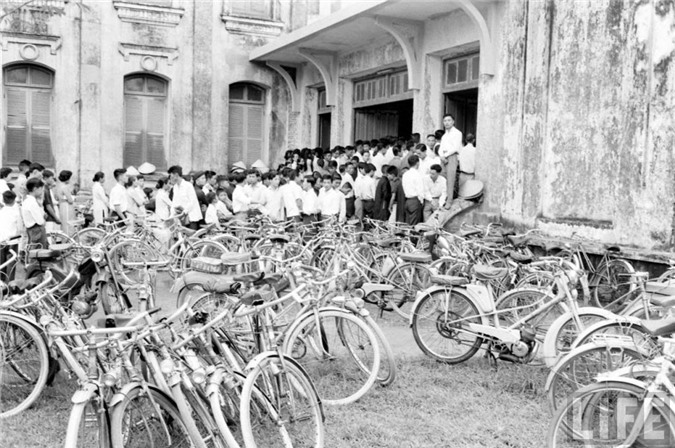 Sài Gòn năm 1961, Sài Gòn 50 năm trước, Việt Nam xưa, cảng Sài Gòn, chợ lớn, xe quân sự, binh sĩ Sài Gòn, Sài Gòn, trại trẻ mồ côi, bãi tập quân sự, doanh trại quân đội, bán hàng rong, chợ Bến Tre, thiệp năm mới, Chợ Lớn, Lê Lợi, đại lộ, thiếu nữ, chùm ảnh, vỉa hè, áo dài, vỉa, khung cảnh, Đồng Khởi,