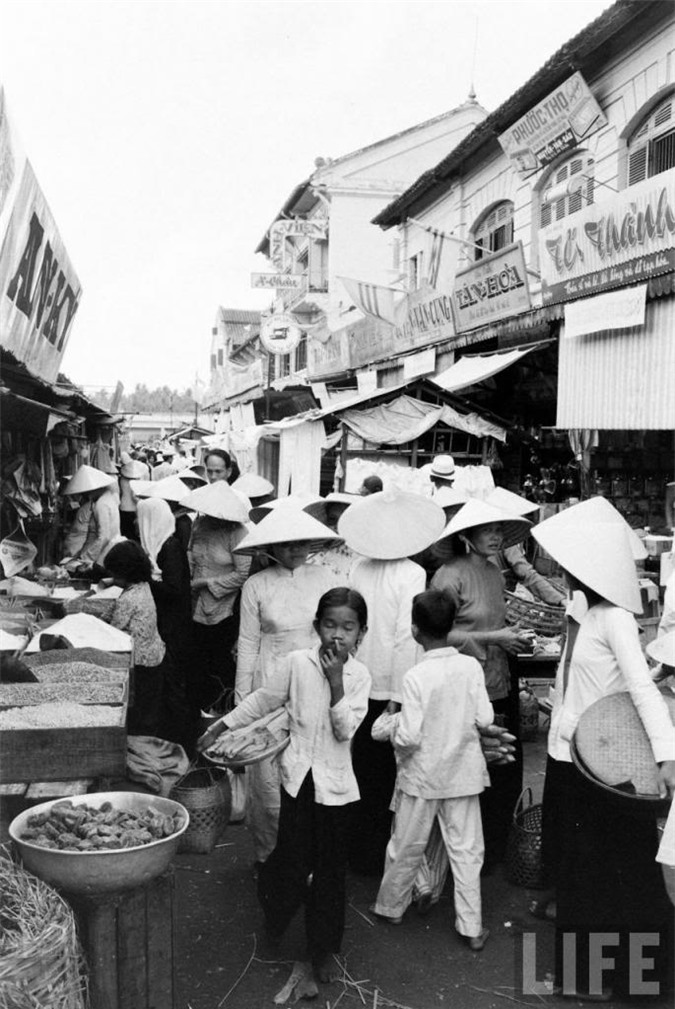 Sài Gòn năm 1961, Sài Gòn 50 năm trước, Việt Nam xưa, cảng Sài Gòn, chợ lớn, xe quân sự, binh sĩ Sài Gòn, Sài Gòn, trại trẻ mồ côi, bãi tập quân sự, doanh trại quân đội, bán hàng rong, chợ Bến Tre, thiệp năm mới, Chợ Lớn, Lê Lợi, đại lộ, thiếu nữ, chùm ảnh, vỉa hè, áo dài, vỉa, khung cảnh, Đồng Khởi,