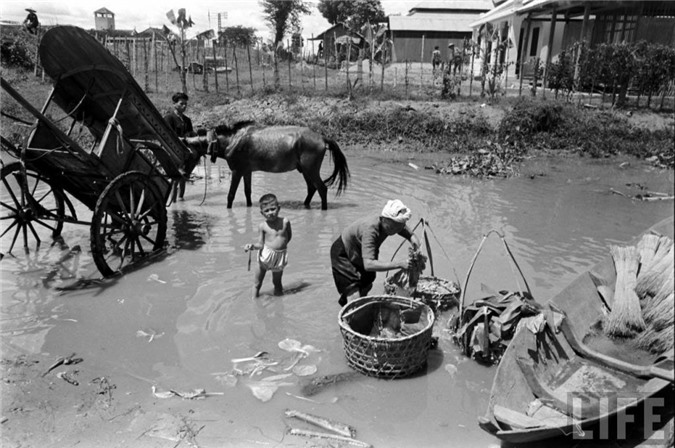 Sài Gòn năm 1961, Sài Gòn 50 năm trước, Việt Nam xưa, cảng Sài Gòn, chợ lớn, xe quân sự, binh sĩ Sài Gòn, Sài Gòn, trại trẻ mồ côi, bãi tập quân sự, doanh trại quân đội, bán hàng rong, chợ Bến Tre, thiệp năm mới, Chợ Lớn, Lê Lợi, đại lộ, thiếu nữ, chùm ảnh, vỉa hè, áo dài, vỉa, khung cảnh, Đồng Khởi,