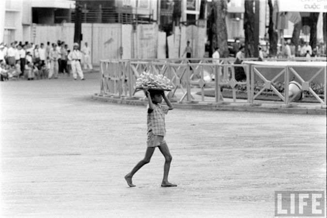 Sài Gòn năm 1961, Sài Gòn 50 năm trước, Việt Nam xưa, cảng Sài Gòn, chợ lớn, xe quân sự, binh sĩ Sài Gòn, Sài Gòn, trại trẻ mồ côi, bãi tập quân sự, doanh trại quân đội, bán hàng rong, chợ Bến Tre, thiệp năm mới, Chợ Lớn, Lê Lợi, đại lộ, thiếu nữ, chùm ảnh, vỉa hè, áo dài, vỉa, khung cảnh, Đồng Khởi,