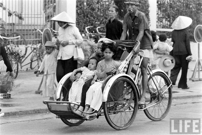 Sài Gòn năm 1961, Sài Gòn 50 năm trước, Việt Nam xưa, cảng Sài Gòn, chợ lớn, xe quân sự, binh sĩ Sài Gòn, Sài Gòn, trại trẻ mồ côi, bãi tập quân sự, doanh trại quân đội, bán hàng rong, chợ Bến Tre, thiệp năm mới, Chợ Lớn, Lê Lợi, đại lộ, thiếu nữ, chùm ảnh, vỉa hè, áo dài, vỉa, khung cảnh, Đồng Khởi,