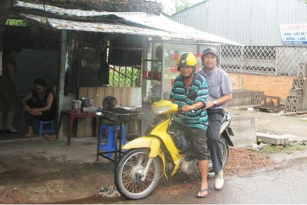 Bảo Tài chở tác giả đi công tác.