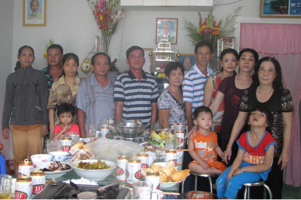 Bảo Tài (thứ 2 từ trái sang) cùng gia đình trong ngày giỗ cha là hoàng tử Vĩnh Giu. Ảnh: Kỳ Quan