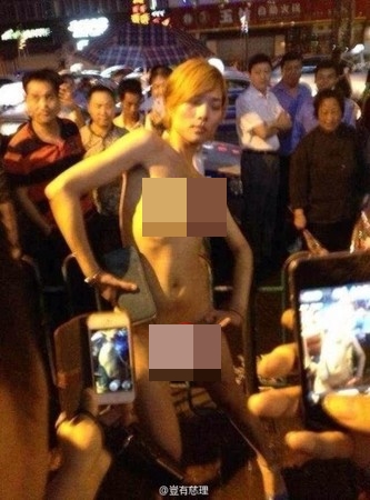 Hốt hoảng với cô gái khỏa thân nhảy múa điên loạn giữa đường 3