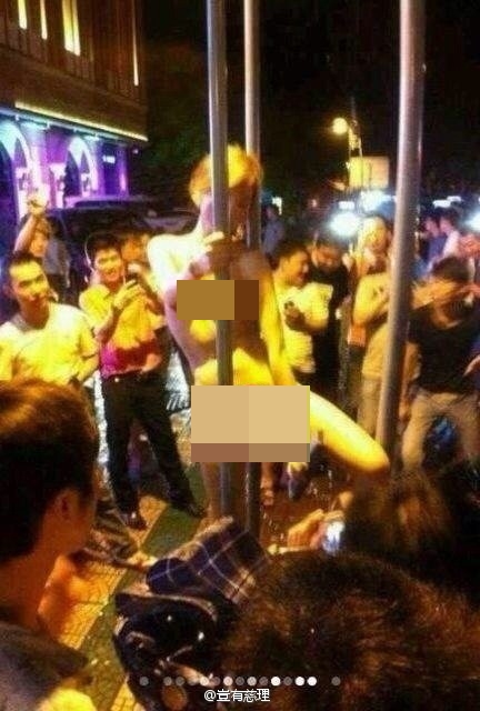 Hốt hoảng với cô gái khỏa thân nhảy múa điên loạn giữa đường 5