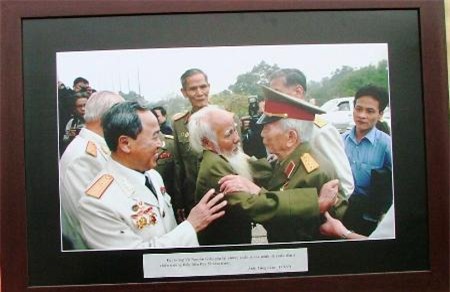 Đại tướng Võ Nguyên Giáp gặp lại những chiến sĩ Điện Biên năm xưa