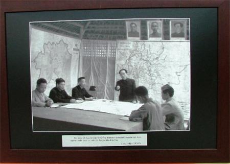 Đại tướng Võ Nguyên Giáp họp bàn kế hoạch tác chiến