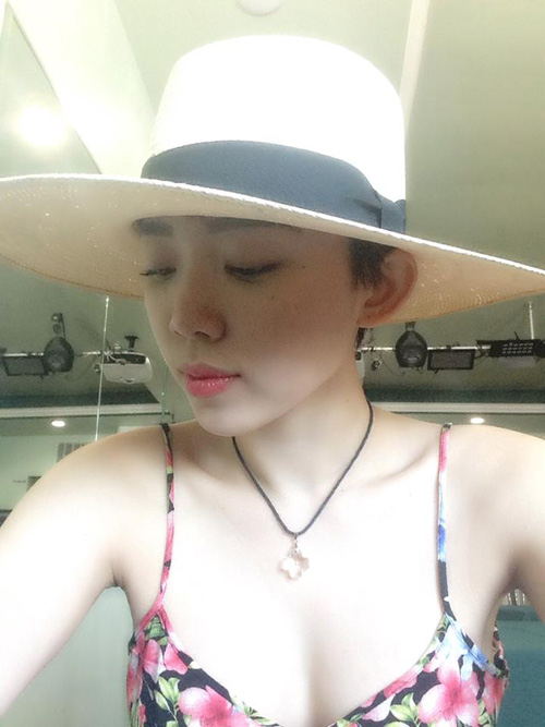 Sao Việt chống nóng bằng áo 2 dây sexy 4