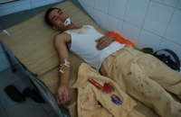 Xin hộ xe vi phạm kh&ocirc;ng được, v&aacute;c dao đuổi ch&eacute;m CSGT