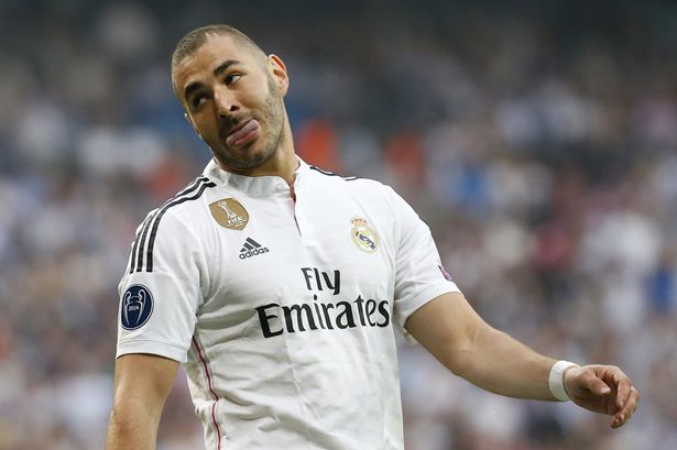 Karim Benzema misses from close range