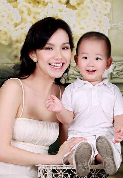 Ngắm gia đình hạnh phúc của hoa hậu Thùy Lâm