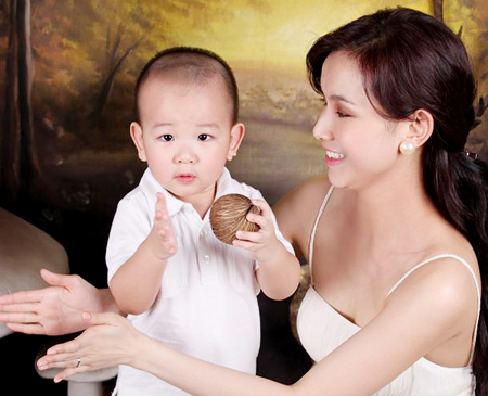 Ngắm gia đình hạnh phúc của hoa hậu Thùy Lâm