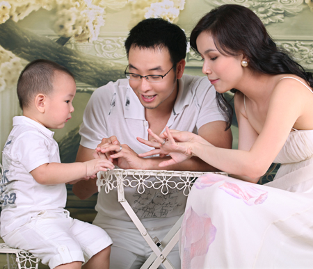 Ngắm gia đình hạnh phúc của hoa hậu Thùy Lâm