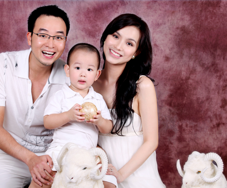 Ngắm gia đình hạnh phúc của hoa hậu Thùy Lâm