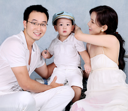 Ngắm gia đình hạnh phúc của hoa hậu Thùy Lâm