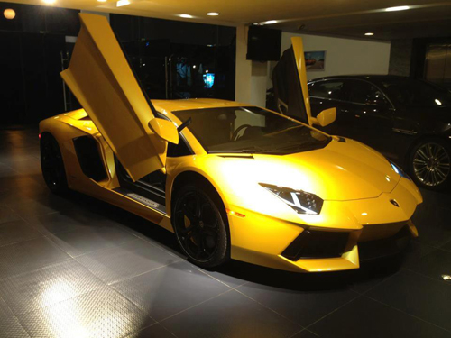 Cường 'đô la' khoe siêu xe Lamborghini Aventador màu vàng