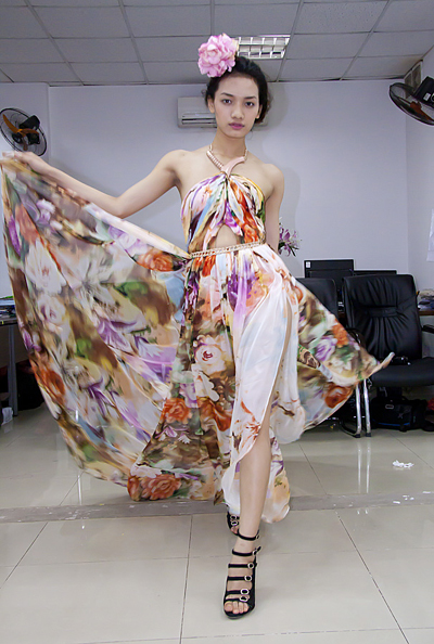 Các thí sinh thử váy áo do Vũ Thu Phương thiết kế