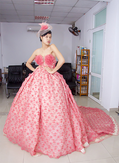 Vũ Thu Phương tận tình chỉnh trang cho các thí sinh