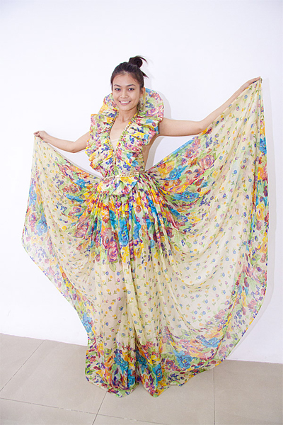 Vũ Thu Phương tận tình chỉnh trang cho các thí sinh