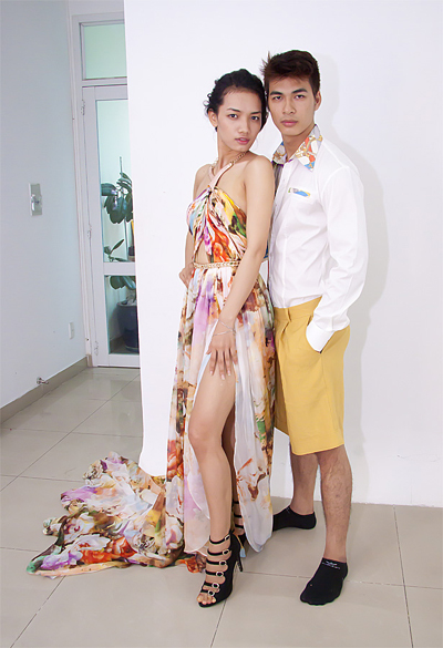 Vũ Thu Phương tận tình chỉnh trang cho các thí sinh