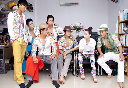 Vũ Thu Phương tận tình chỉnh trang cho các thí sinh