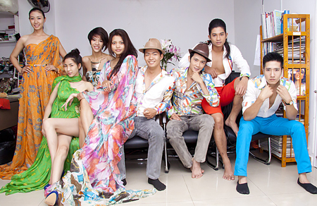 Vũ Thu Phương tận tình chỉnh trang cho các thí sinh