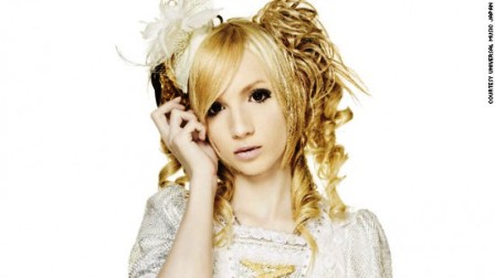 Không chỉ hát hay, Yohio còn có khả năng chơi đàn điêu luyện