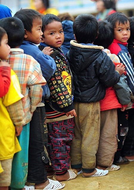 Trẻ em vùng cao vẫn sử dụng đôi dép tổ ong huyền thoại