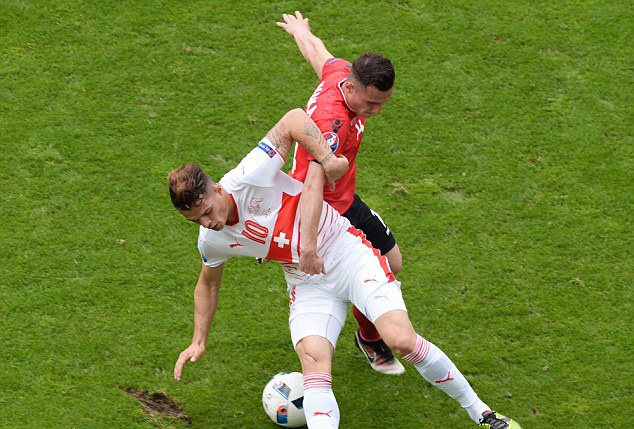 Granit Xhaka (áo trắng) của Thuỵ Sĩ trong pha tranh bóng với người anh trai Taulant Xhaka đang khoác áo Albania