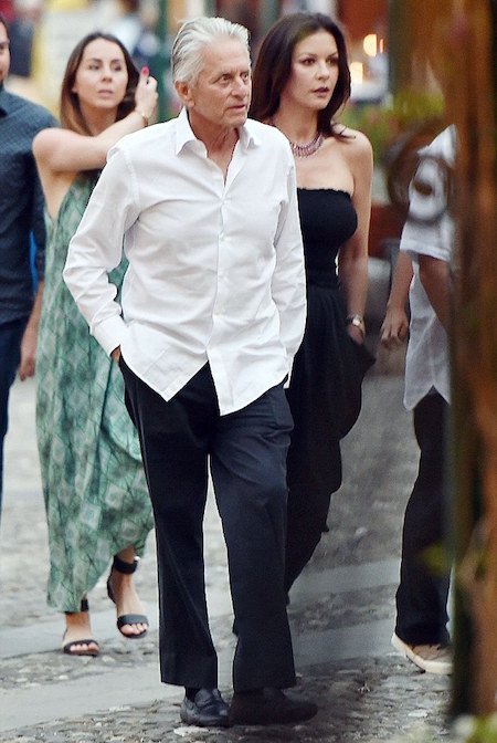 Cặp sao lúc nào cũng quấn quýt không rời