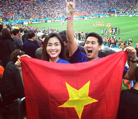 Tăng Thanh Hà bị 'ném đá' vì cầm ngược cờ Tổ quốc 2