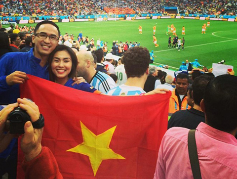 Tăng Thanh Hà bị 'ném đá' vì cầm ngược cờ Tổ quốc 1