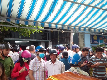 Rất đông người dân đến chia buồn cùng gia đình nạn nhân.