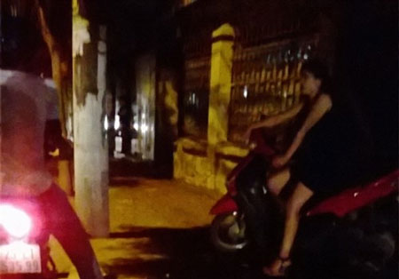 Kiều nữ cưỡi SH “mời” khách “chơi của lạ” giữa đường 1