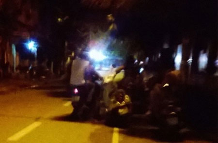 Kiều nữ cưỡi SH “mời” khách “chơi của lạ” giữa đường 2