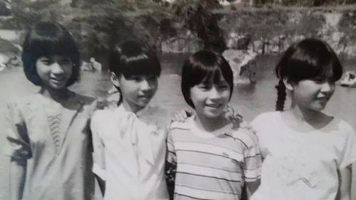 Cô là con gái đầu lòng của một gia đình gồm 3 người con, với hai người em trai (Như Quỳnh ngoài cùng bên phải)